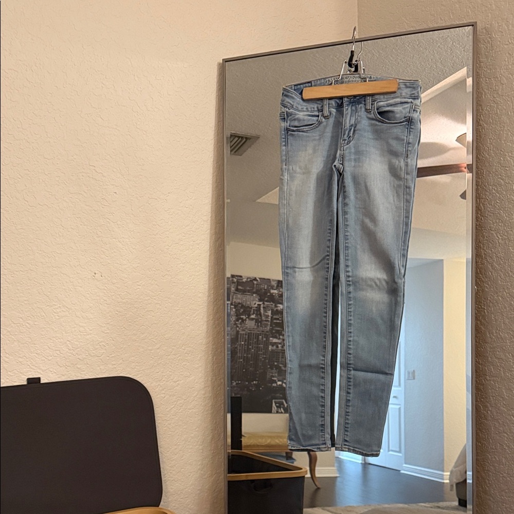 American Eagle Outfitters Light Wash Skinny Jeans